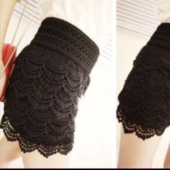 Black lace shorts - Picture 4 of 4