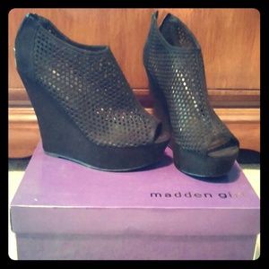 Black mesh wedges