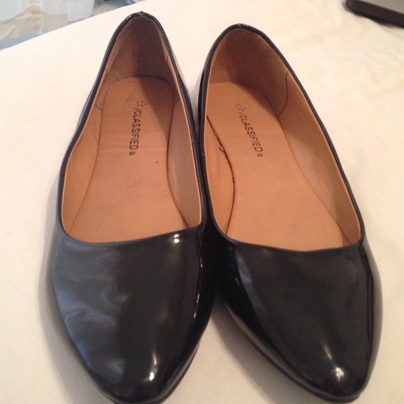 Black patent leather pointy toe flats