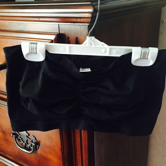 Black strapless bra