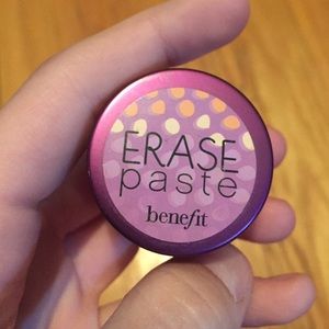 Benefits erase paste concealer