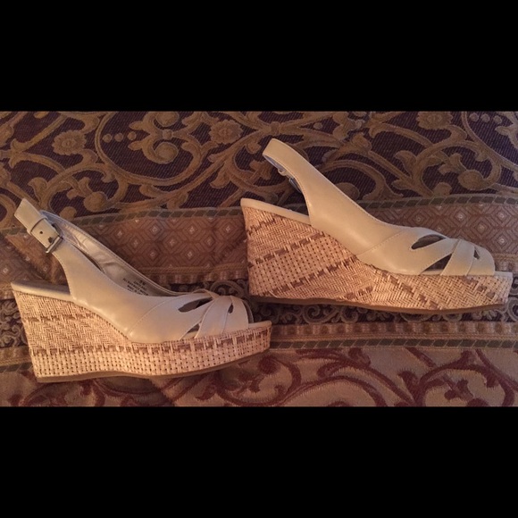 SOLD!!! BEAUTIFUL 9 & CO. WEDGE SLINGBACK SANDAL