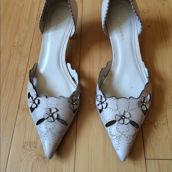 Aragona Shoes - 🎉HPx2🎉Kitten heel embellished pumps