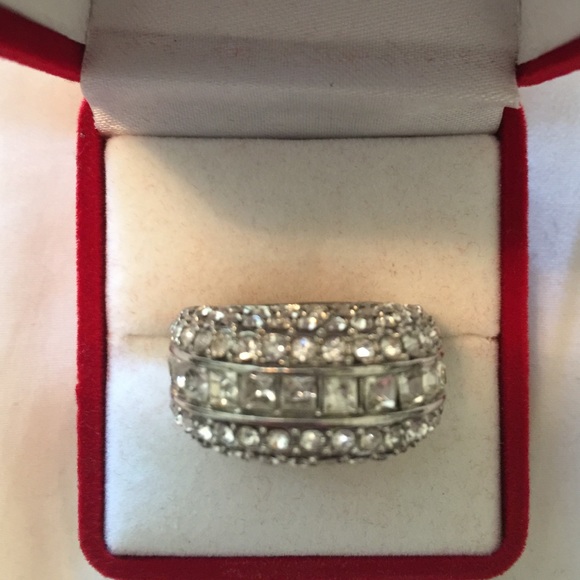 Beautiful shiny ring - Picture 2 of 2