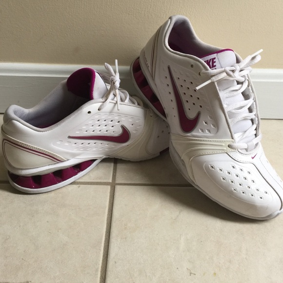 Nike Reax women's 8.5. White cran-purple Nike ✔️