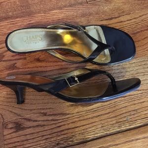 NWOT CHAPS Brown Thong sandals