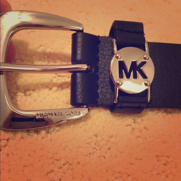 ⬇️Michael Kors black leather belt