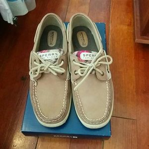 BNWT pink sperrys!