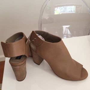 Open toe Steve madden booties in natural.