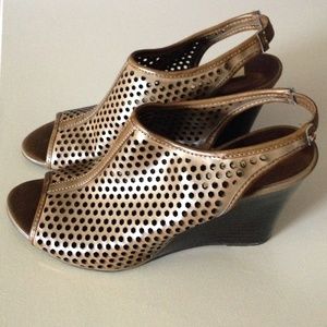 Simply Vera Vera Wang cutout peep toe wedges