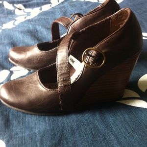 Brown strappy wedges