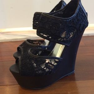 Lace black wedges