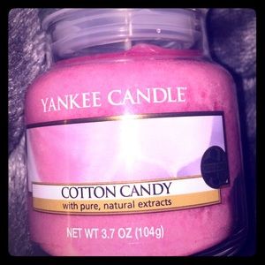 cotton candy smelling candle
