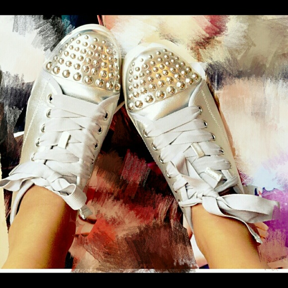 NWOT Simple Vera Vera Wang silver shoes