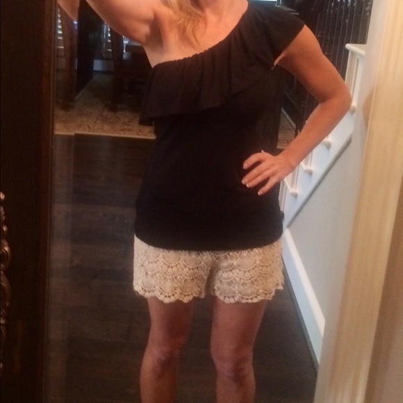 Stunning Banana Republic Black One Shoulder Top - Picture 4 of 4