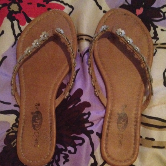 Daisy Stud Flip Flops 🌻 - Picture 2 of 2