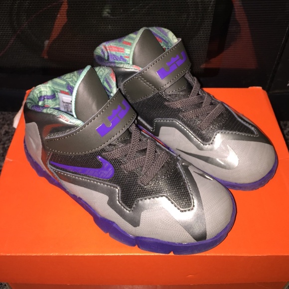 Lebron XI (Toddlers) - Picture 1 of 4