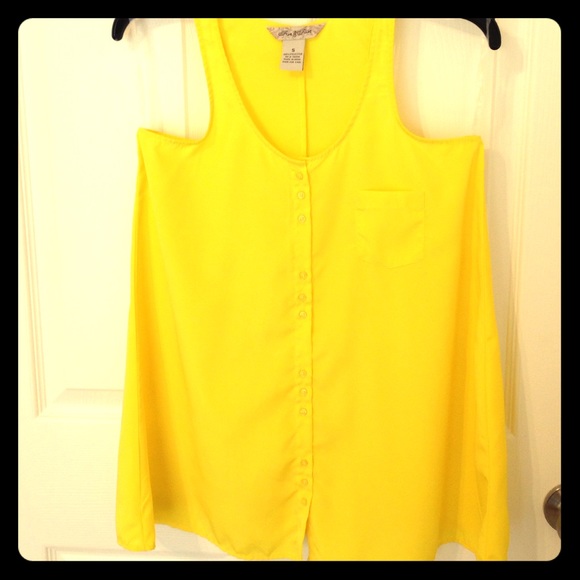 Fun & flirty yellow top sz S