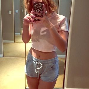 Super cute cropped light pink turtleneck 💅🏻