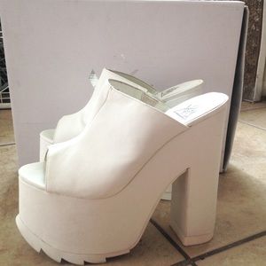 Y.R.U. Dream in White size 8/9, cheaper via 🅿️🅿️