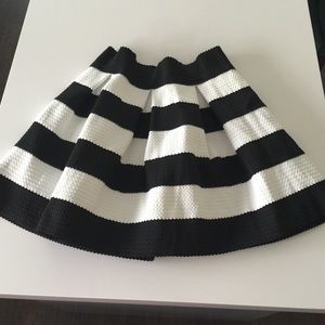 Adorable black and white pleated skirt