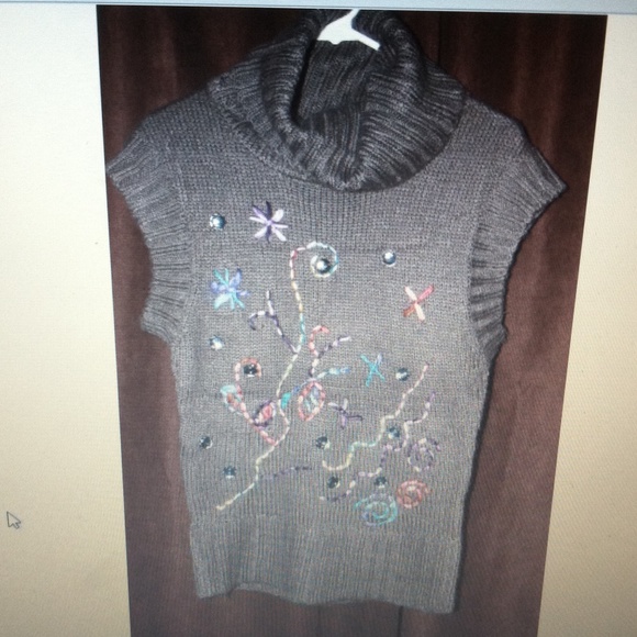 Boutique sleeveless grey sweater.