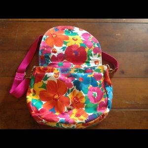 Perfect, no hands, airport bag! Holds iPad plus!