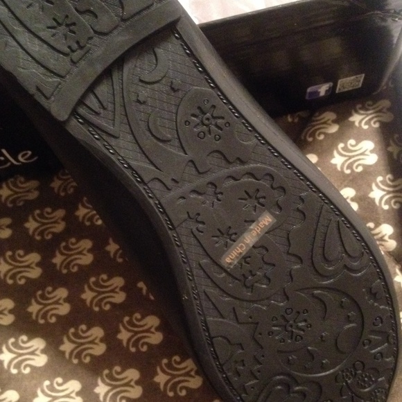 Shoes - Picture 3 of 4
