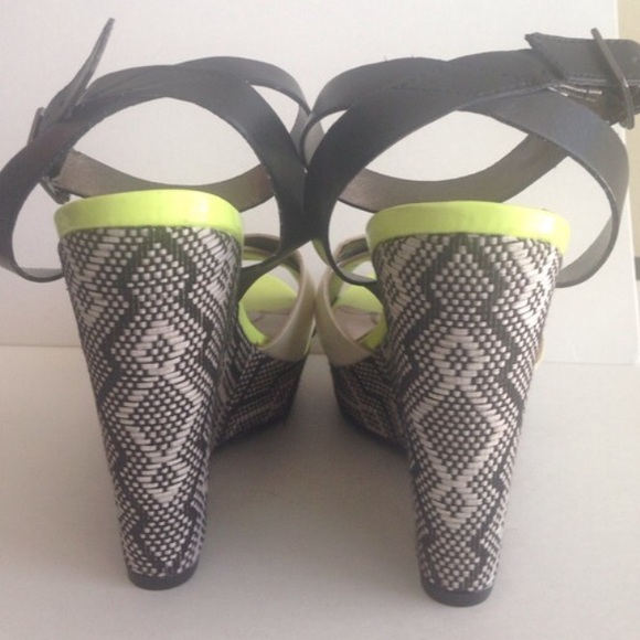 🎀SAM & LIBBY🎀 Aztec Print Wedges - Picture 3 of 4