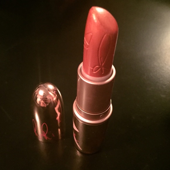 Riri hearts who's that chick Mac le lipstick