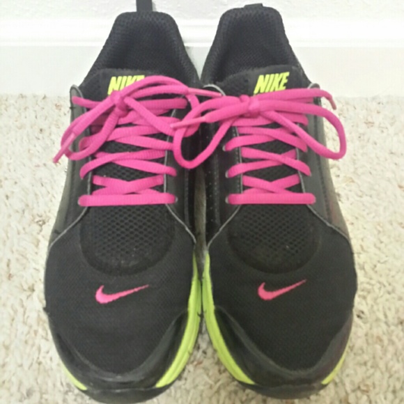 Size 8 Black nikes (lowering price if asked)