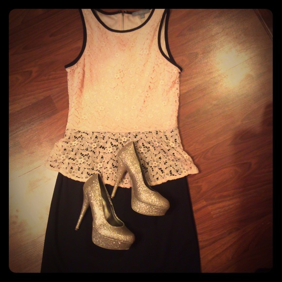 🎉Sold 🎉Free with $30 Purchase Gold Glitter Heels - Picture 1 of 4
