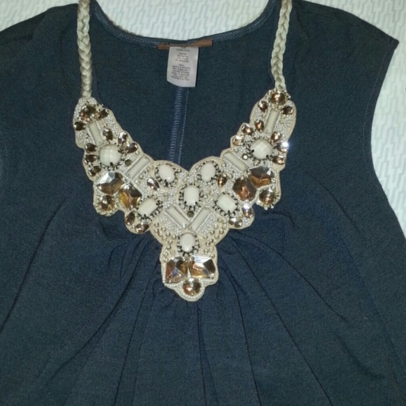 Sleeveless dress with acrylic details