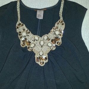 Sleeveless dress with acrylic details