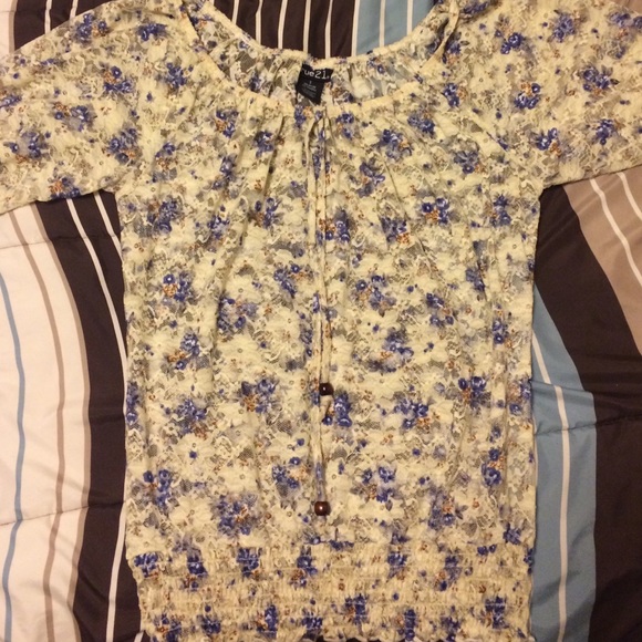 Creme top - Picture 1 of 2
