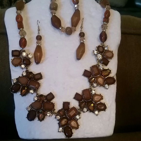 Brown necklace set
