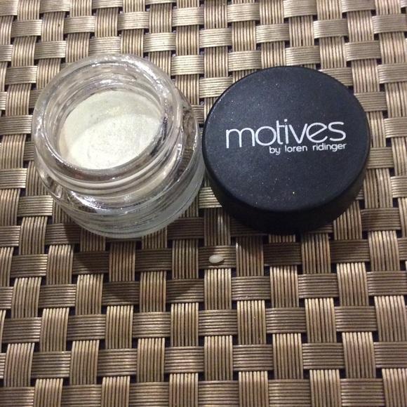 Motives cream shadow