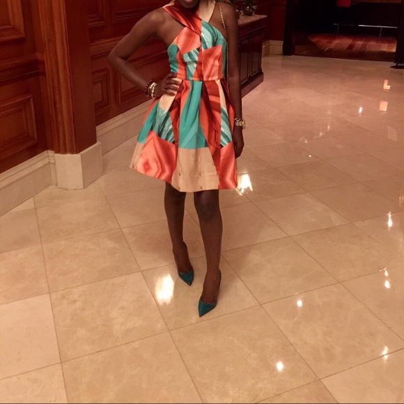 Structured dress that brings the lady in u