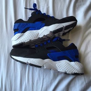 Black/Blue nike huaraches size 6y