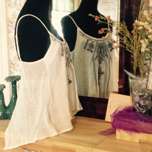 Easy Breezy-Embroidered flowy gauze top - Picture 2 of 4