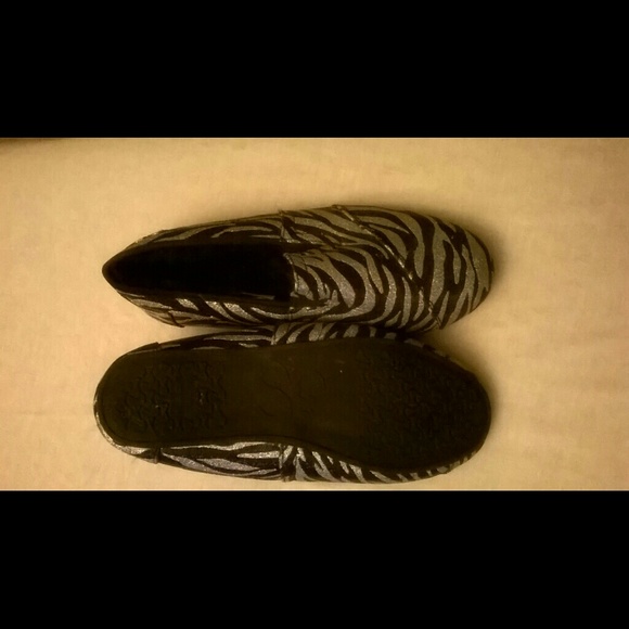 Flat Slippers - Picture 2 of 3