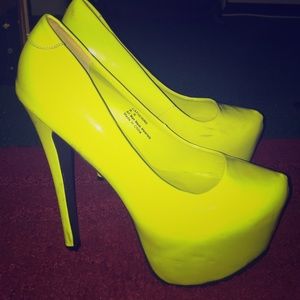 Neon platform Pumps