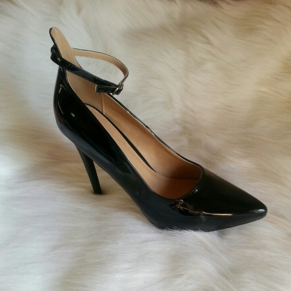 S12 Black Glossy Pumps