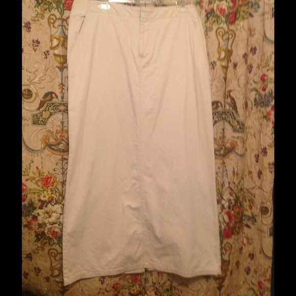 The essential khaki skirt!