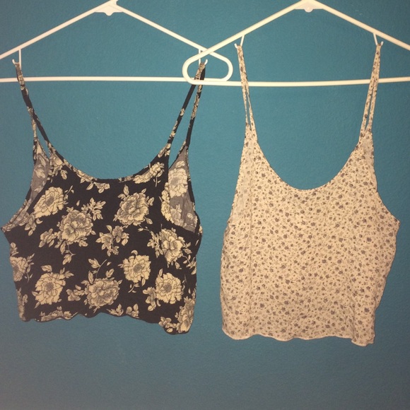 2 Brandy Melville crop tanks.