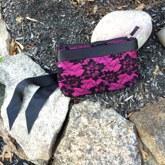 TRADED in BUNDLE Fuchsia Satin & Lace Bow Clutch - Picture 2 of 4