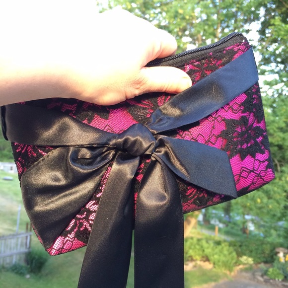 TRADED in BUNDLE Fuchsia Satin & Lace Bow Clutch - Picture 4 of 4