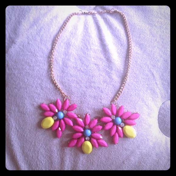 Statement necklace 💗💛💙