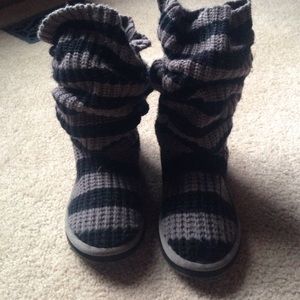 Winter slipper style boots striped grey and black