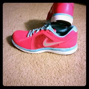Nike women's dual fusion neon pink